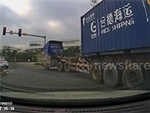 Xe đầu kéo khiến người đi đường 'rụng rời' khi tuột cả thùng container