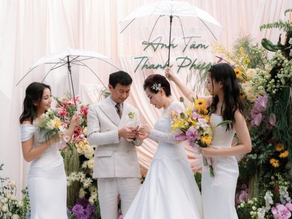 Hai cô con gái Gen Z tổ chức đám cưới lại, hoàn thành tâm nguyện 27 năm của bố mẹ