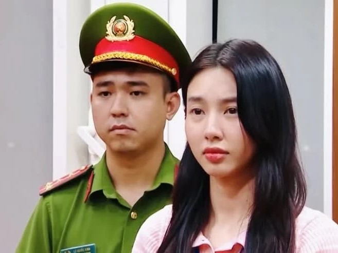 Vì sao hoa hậu Thùy Tiên góp vốn nhưng không có trong danh sách cổ đông sáng lập của Chị Em Rọt
