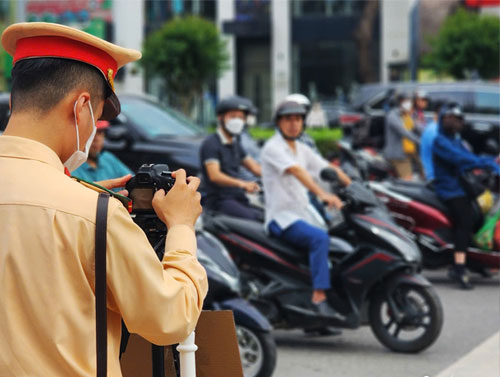 CSGT Hà Nội đặt máy ghi hình, nhiều tài xế xe máy vượt đèn đỏ, đi lên vỉa hè bị phạt nguội