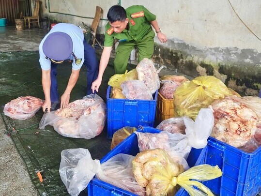 Kinh hãi kho chứa gần 4 tấn thực phẩm bốc mùi sắp tuồn ra thị trường