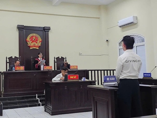 Quản lý nhà hàng điều nhiều nam nhân viên đi 'sex tour' với khách