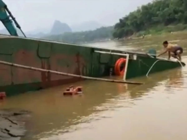 Đò chở học sinh đi học bị lật trên sông
