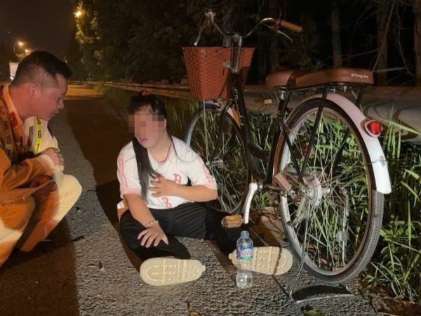 Giúp đỡ cháu gái có hoàn cảnh đặc biệt đi xe đạp lạc vào cao tốc lúc trời tối