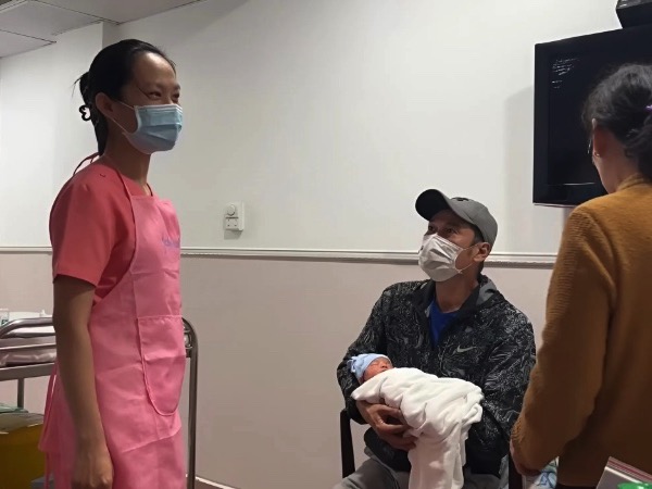 Diễn viên Tiết Cương lần đầu lên chức bố ở tuổi 52, xúc động đón con trai đầu lòng