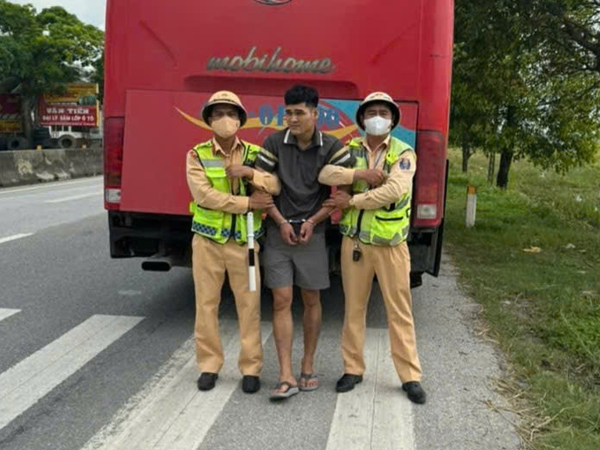 Bắt kẻ dùng dao cướp cửa hàng tạp hoá ở Hà Nội
