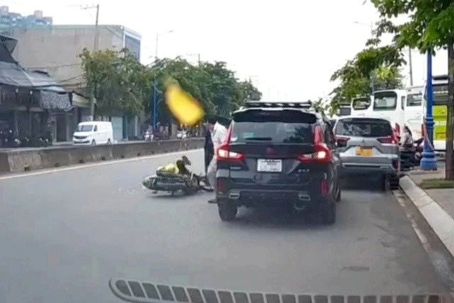 Clip tài xế mở cửa ô tô khiến người đi xe máy té ngã còn đòi bồi thường 3 triệu, cái kết không ai nghĩ đến