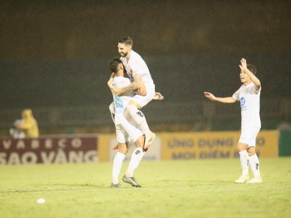 Sao Việt kiều tỏa sáng, Nam Định vượt mưa hạ SLNA để chạm một tay vào ngôi vương V.League