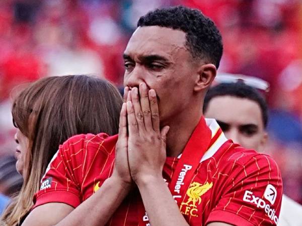 Alexander-Arnold bật khóc trong ngày chia tay Liverpool