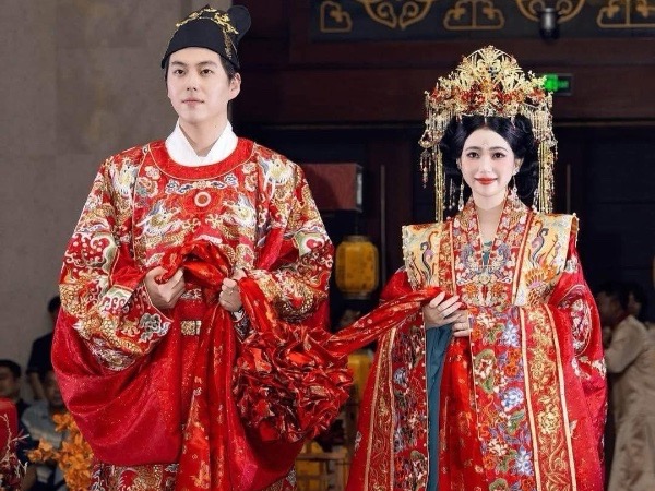 Cô gái Việt gây sốt với bộ ảnh cưới đẹp như phim với chồng Trung Quốc