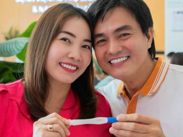 Tài tử Vbiz thông báo có con đầu lòng ở tuổi 50 sau gần một thập kỷ mong chờ