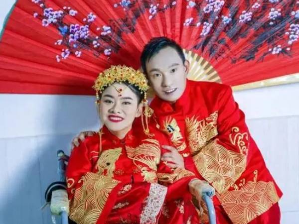 Chuyện tình cảm động của cô gái bại não 9X và chàng bác sĩ điều trị