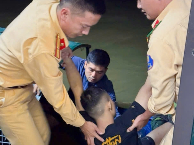 Kịp thời cứu sống nam thanh niên đuối nước trên sông Đuống