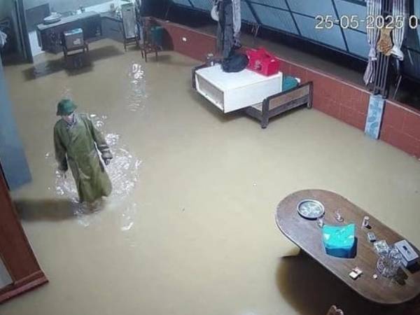Gần 600 hộ dân Hà Tĩnh chìm trong nước lũ, nhiều nơi ngập trên 1,5m