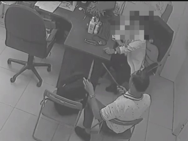 Bác sĩ Khoa Nhi bất ngờ bị đồng nghiệp cầm 2 dao tấn công, phải nhập viện điều trị vùng đầu và vai