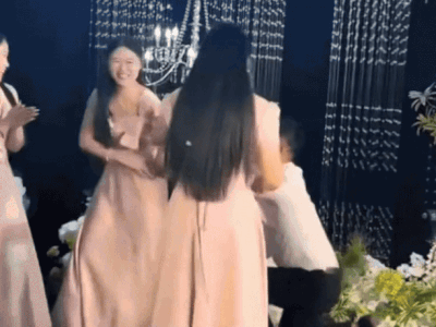 Chàng trai cầu hôn bạn gái là phù dâu trong lễ cưới nhưng quỳ xuống trước người khác