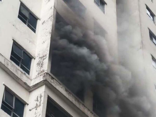 Cháy căn hộ ở chung cư HH2A Linh Đàm, khói đen cuồn cuộn từ ban công