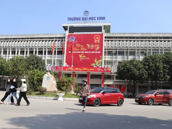 Tạm đình chỉ cán bộ Đại học Vinh bị tố 'ôm eo' nữ sinh