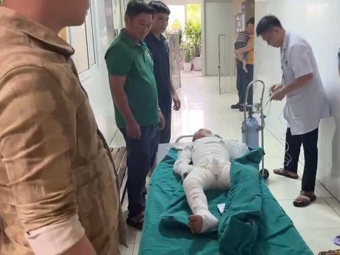 Nghe tiếng khóc, mẹ chạy về bàng hoàng thấy con như 'ngọn đuốc sống'