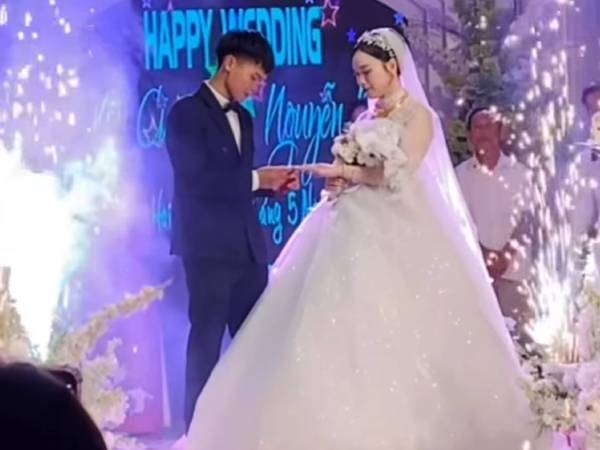 Vợ Hồ Văn Cường đeo vàng nặng trĩu cổ trong ngày cưới, nhan sắc qua cam thường gây sốt!