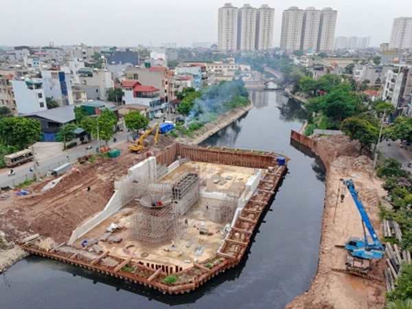 Dáng hình đập dâng đầu tiên trên sông Tô Lịch sau hai tháng thi công