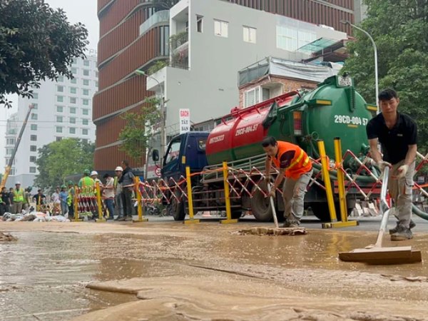 'Suối bùn' phun trào tại khu thi công dự án metro Nhổn - ga Hà Nội