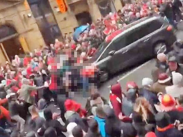Xe điên tông vào đám đông CĐV Liverpool tạo cảnh tượng kinh hoàng