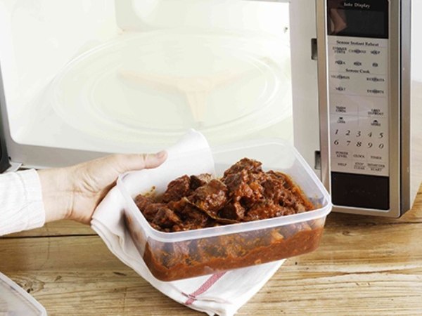 Nguy cơ nhiễm vi nhựa từ đồ dùng quen thuộc