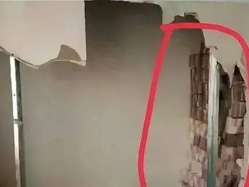 Người đàn ông phát hiện 277 tỷ đồng giấu trong căn nhà mới mua