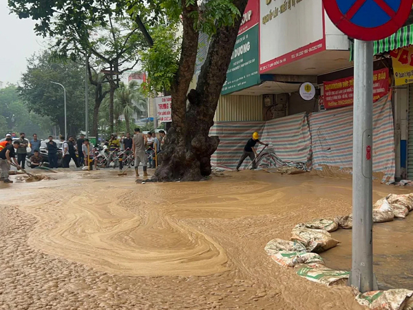 Tạm dừng thi công metro Nhổn - ga Hà Nội vì trào bùn trên phố Cát Linh