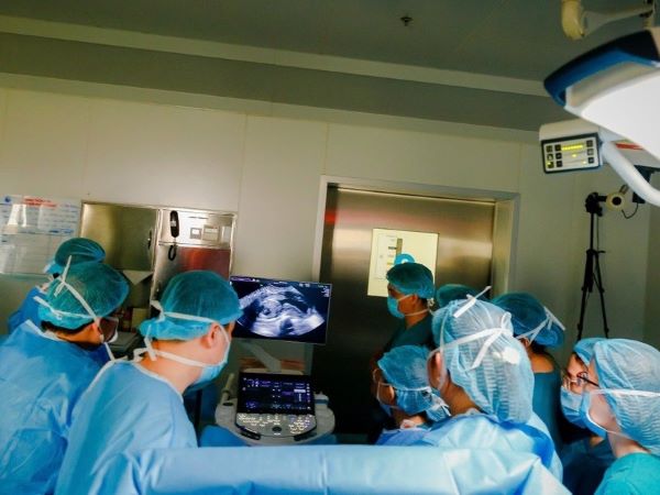 Phép màu: Bác sĩ Việt Nam cứu sống tim thai nhi từ Singapore chuyển sang trong ca can thiệp khó nhất từ trước đến nay