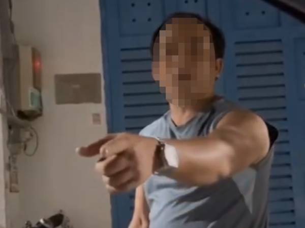 Xôn xao clip người đàn ông chặn đầu xe ô tô công nghệ có biểu hiện ‘lạ’, đòi tấn công tài xế