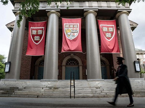 Harvard tiếp tục 'cứu' du học sinh, Thẩm phán chặn lệnh cấm của chính quyền
