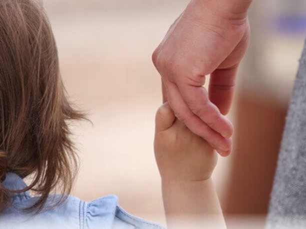 Sốc: 1 người phụ nữ bán con gái 6 tuổi cho thầy lang nghi lấy mắt và da, hành vi tàn ác khiến chính mẹ ruột cũng ghê sợ