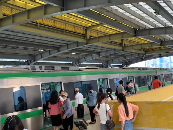 Metro Cát Linh - Hà Đông lại 'đứng hình' đúng giờ cao điểm, hành khách hoang mang