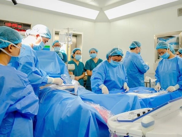 Vợ chồng sản phụ Singapore cảm ơn bác sĩ Việt Nam sau ca thông tim thai 'khó nhất từ trước đến nay'