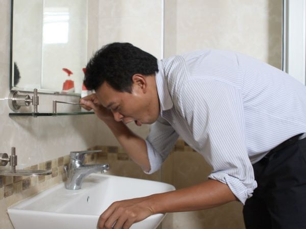 Nôn sau khi uống rượu: Cứu tinh hay tiềm ẩn hiểm nguy?