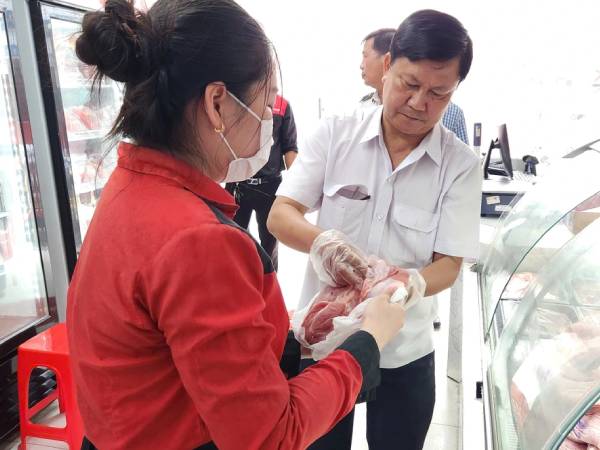 Vụ Công ty C.P. Việt Nam bị tố bán heo bệnh: Cửa hàng hoạt động khi giấy chứng nhận VSATTP hết hạn