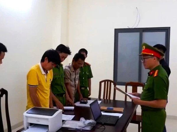Sốc: 2 Huấn luyện viên bóng đá bị bắt vì 'ăn chặn' tiền công của vận động viên