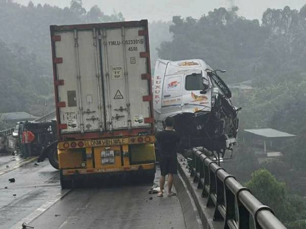 Tai nạn liên hoàn trên cao tốc Nội Bài - Lào Cai: Xe đầu kéo lơ lửng trên thành cầu