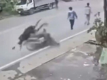 Xe máy phóng nhanh hất văng 3 người đi bộ dưới lòng đường