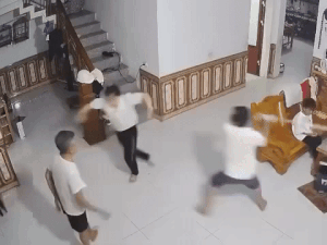 Phẫn nộ clip chồng dùng cây lau nhà đánh vợ nhập viện ở Tuyên Quang, công an vào cuộc
