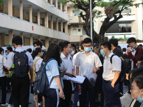 Gấn 70.000 thí sinh thi lại đánh giá năng lực, đối mặt thử thách từ đề mới