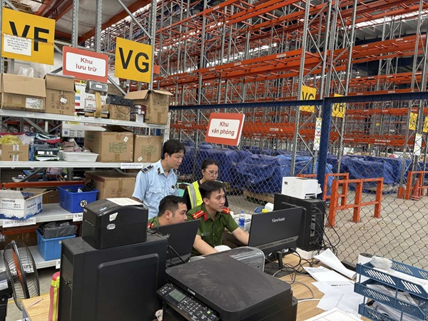 Kiểm tra kho hàng 'khủng' của Công ty Á Châu, thu giữ gần 226.000 sản phẩm nhập lậu