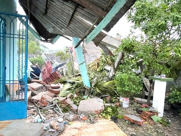 Tường rào cao 8m đổ sập, đè chết hai bà cháu