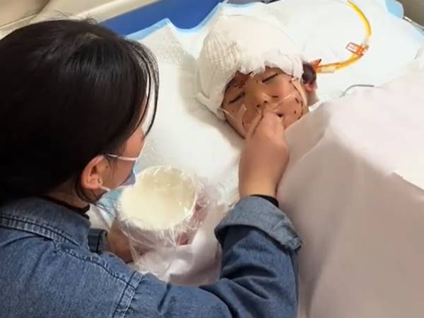 Cậu bé 7 tuổi bị 3 con chó cắn: Viền tai bị đứt hoàn toàn, đứt cơ nách và đứt rời bắp chân trái