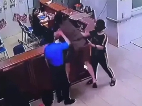 Danh tính người đàn ông đánh nữ nhân viên y tế ở Nghệ An đến nhập viện, hé lộ nguồn cơn sự việc