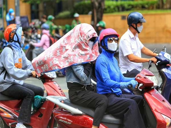 Miền Bắc bốc hỏa: Nắng nóng cực điểm khiến người đi đường không khỏi choáng váng