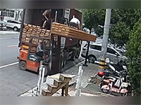 Xe nâng khiến nam công nhân gặp tai nạn khi lao lên vỉa hè