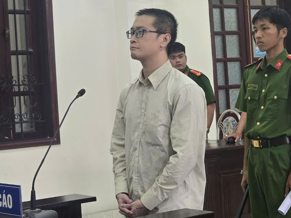 Thanh niên Hà Nội đánh gục bạn gái cũ giữa quán cà phê lĩnh án